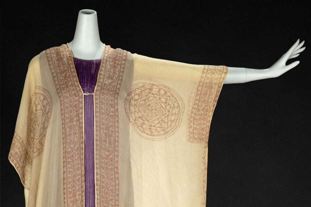 三菱一号館美術館「マリアノ・フォルチュニ 織りなすデザイン展」三菱一号館美術館で、革命的ドレス「デルフォス」