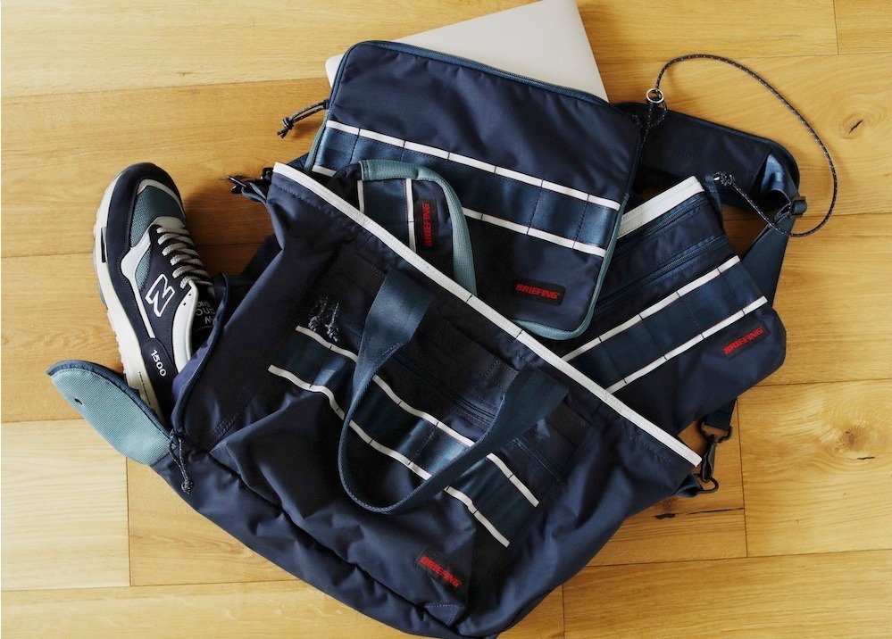 ニューバランス×ブリーフィングのコラボバッグ、シューズのパーツを施したネイビーカラーのサコッシュ