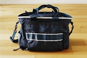 ニューバランス×ブリーフィングのコラボバッグ、シューズのパーツを施 