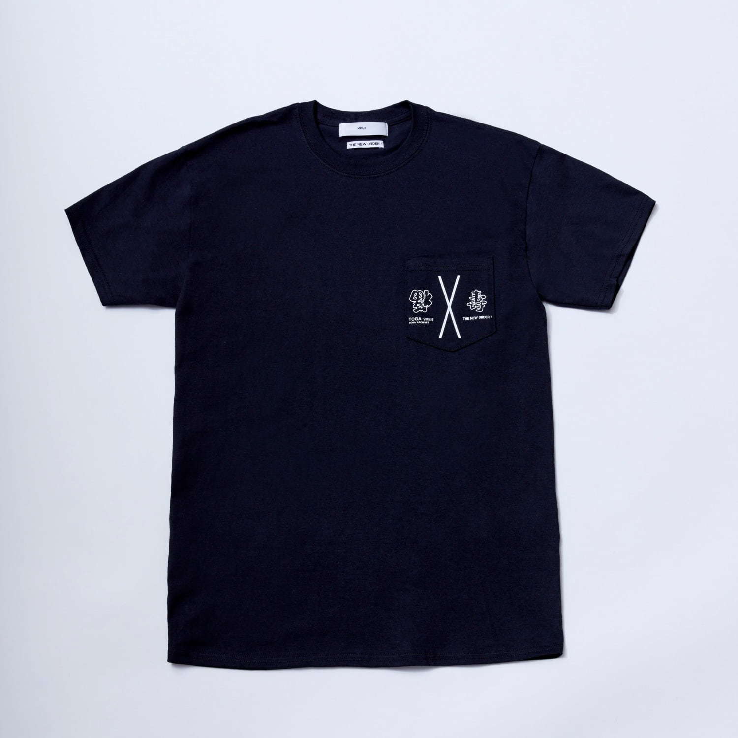 トーガ ビリリース、漢字ロゴを施したミントカラーのスモールウォレットやTシャツ｜写真5