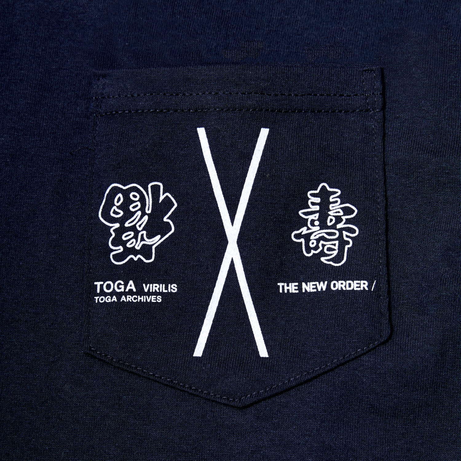 トーガ ビリリース、漢字ロゴを施したミントカラーのスモールウォレットやTシャツ｜写真6