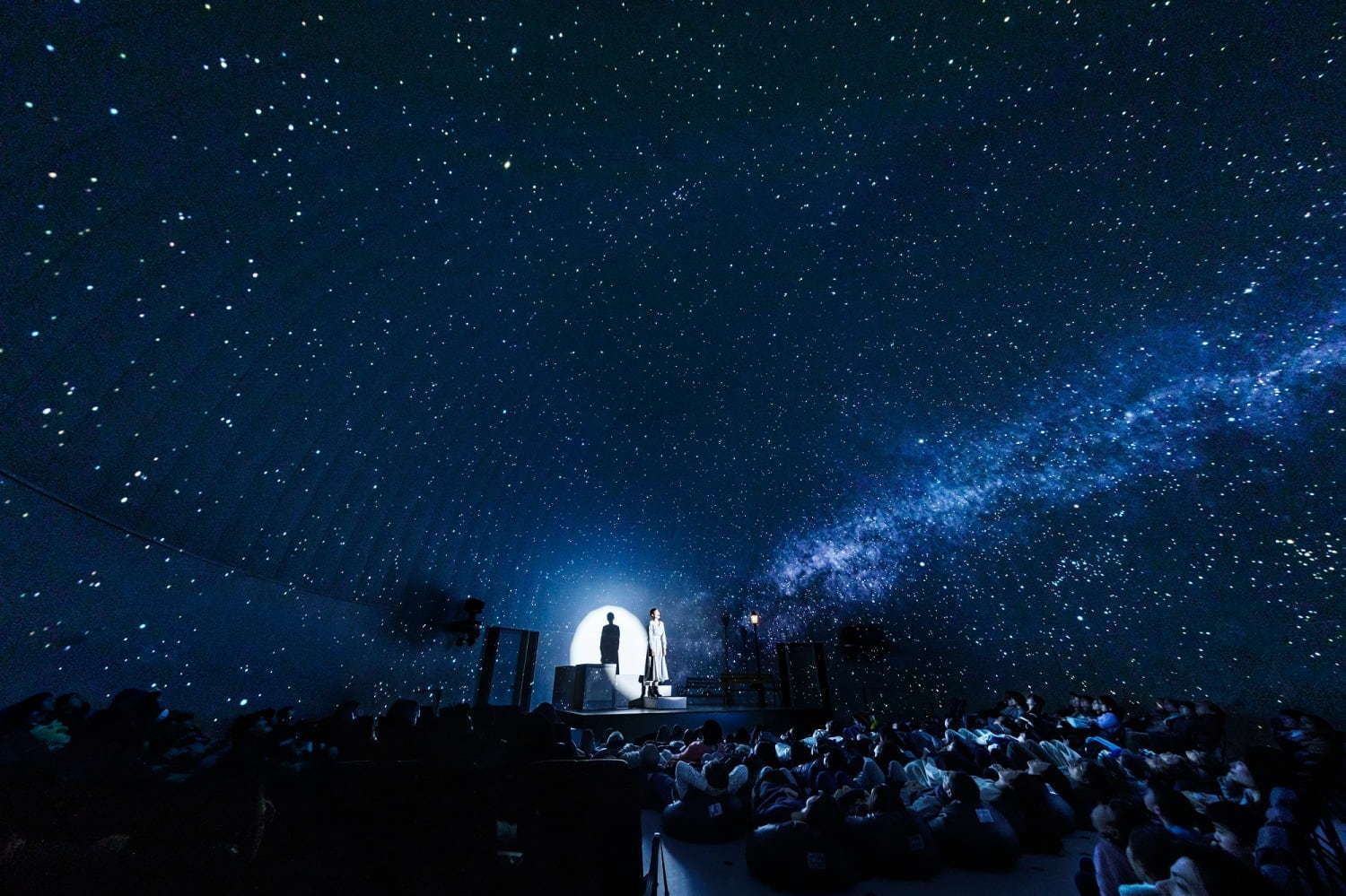 有楽町「プラネタリア TOKYO」でラズベリー香るプラネタリウム、天の川イメージのカクテルも｜写真2