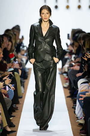 アクリス(Akris) 2019-20年秋冬ウィメンズコレクション  - 写真21