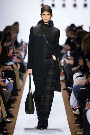 アクリス(Akris) 2019-20年秋冬ウィメンズコレクション  - 写真23