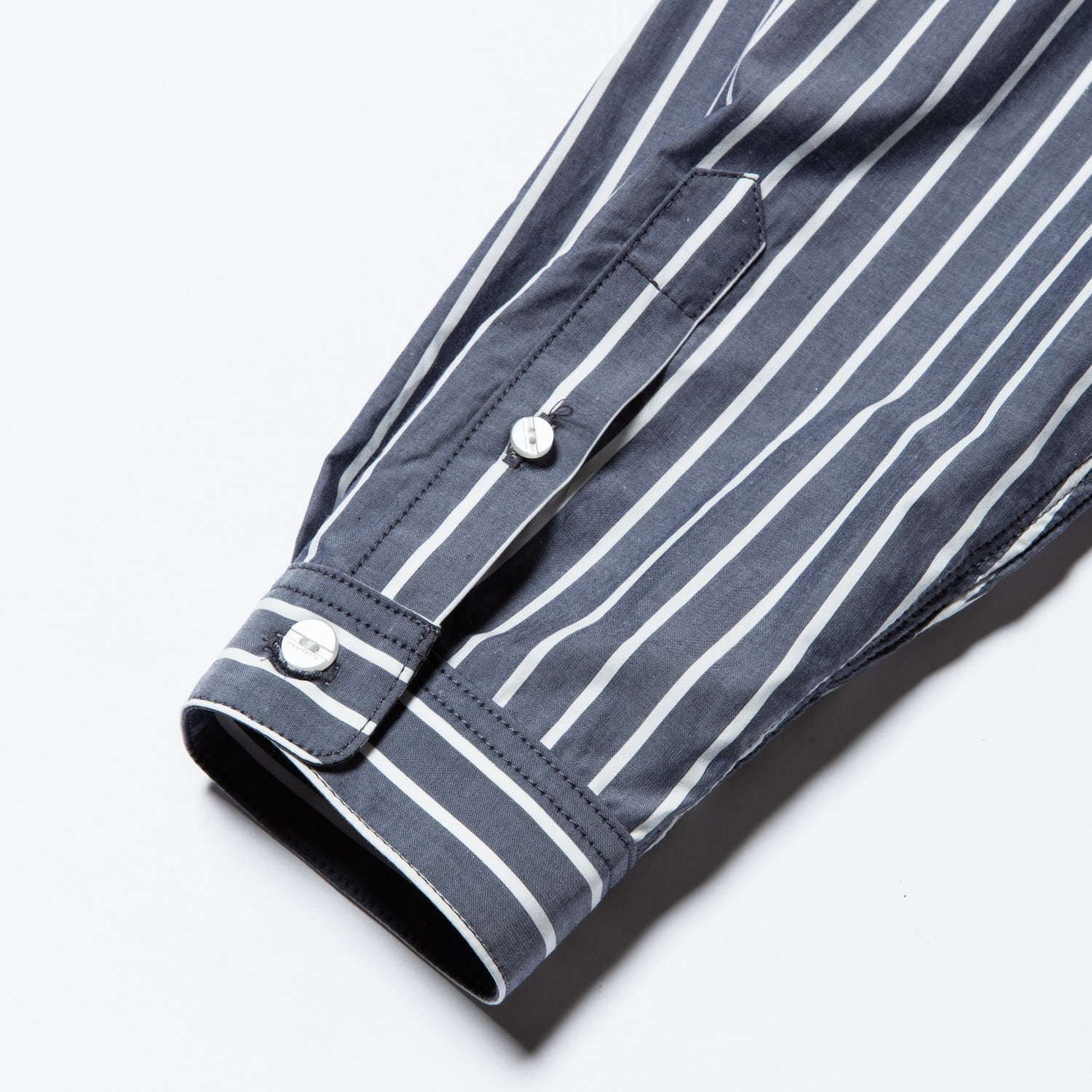 ミーンズワイルの新作メンズシャツ - メッシュやポケットを配した機能的＆快適なデザイン｜写真6