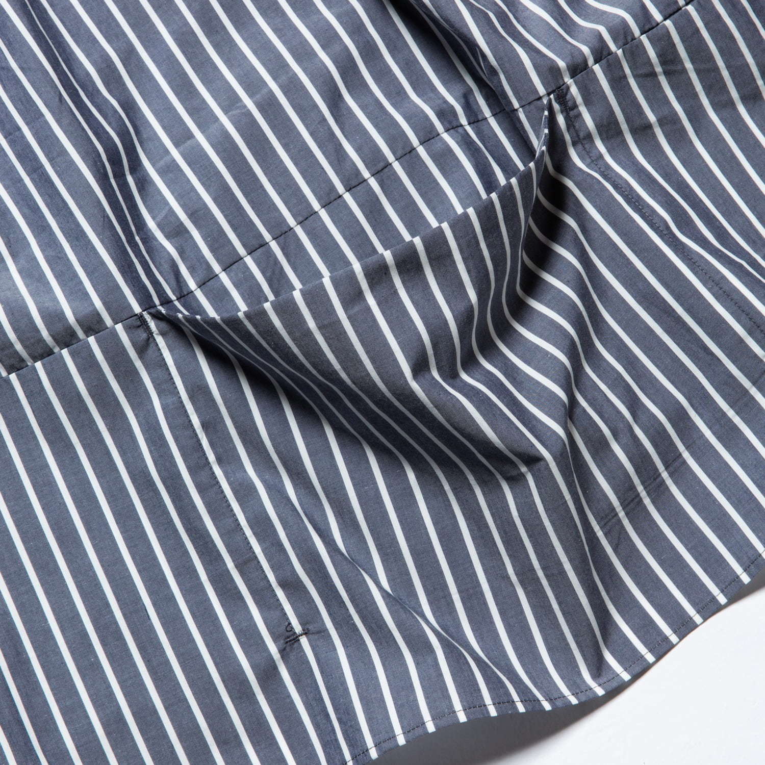 ミーンズワイルの新作メンズシャツ - メッシュやポケットを配した機能的＆快適なデザイン｜写真4
