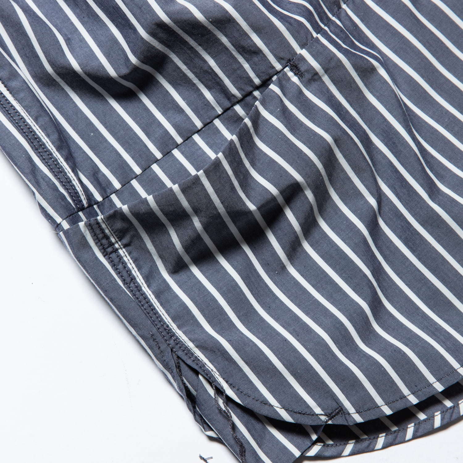 ミーンズワイルの新作メンズシャツ - メッシュやポケットを配した機能的＆快適なデザイン｜写真5