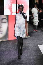 ミュウミュウ 2019年秋冬コレクション - ケープを脱ぎ捨てれば花々が咲く楽園が広がっている｜写真3