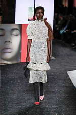 ミュウミュウ 2019年秋冬コレクション - ケープを脱ぎ捨てれば花々が咲く楽園が広がっている｜写真4