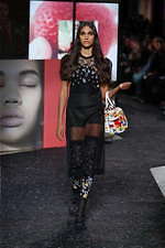 ミュウミュウ 2019年秋冬コレクション - ケープを脱ぎ捨てれば花々が咲く楽園が広がっている｜写真7