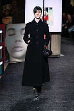 ミュウミュウ 2019年秋冬コレクション - ケープを脱ぎ捨てれば花々が咲く楽園が広がっている｜写真8