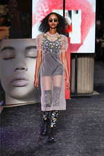 ミュウミュウ 2019年秋冬コレクション - ケープを脱ぎ捨てれば花々が咲く楽園が広がっている｜写真9