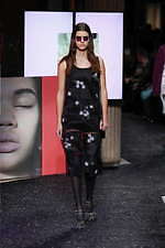 ミュウミュウ 2019年秋冬コレクション - ケープを脱ぎ捨てれば花々が咲く楽園が広がっている｜写真10