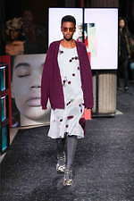 ミュウミュウ 2019年秋冬コレクション - ケープを脱ぎ捨てれば花々が咲く楽園が広がっている｜写真11