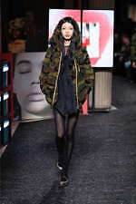 ミュウミュウ 2019年秋冬コレクション - ケープを脱ぎ捨てれば花々が咲く楽園が広がっている｜写真12