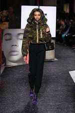 ミュウミュウ 2019年秋冬コレクション - ケープを脱ぎ捨てれば花々が咲く楽園が広がっている｜写真13