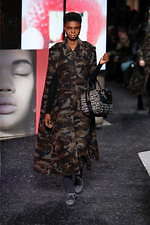 ミュウミュウ 2019年秋冬コレクション - ケープを脱ぎ捨てれば花々が咲く楽園が広がっている｜写真14