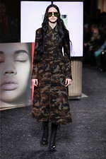 ミュウミュウ 2019年秋冬コレクション - ケープを脱ぎ捨てれば花々が咲く楽園が広がっている｜写真15