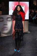 ミュウミュウ 2019年秋冬コレクション - ケープを脱ぎ捨てれば花々が咲く楽園が広がっている｜写真16