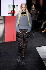 ミュウミュウ 2019年秋冬コレクション - ケープを脱ぎ捨てれば花々が咲く楽園が広がっている｜写真19