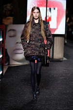 ミュウミュウ 2019年秋冬コレクション - ケープを脱ぎ捨てれば花々が咲く楽園が広がっている｜写真20