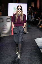 ミュウミュウ 2019年秋冬コレクション - ケープを脱ぎ捨てれば花々が咲く楽園が広がっている｜写真21