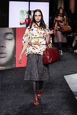 ミュウミュウ 2019年秋冬コレクション - ケープを脱ぎ捨てれば花々が咲く楽園が広がっている｜写真23