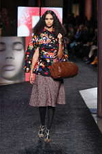 ミュウミュウ 2019年秋冬コレクション - ケープを脱ぎ捨てれば花々が咲く楽園が広がっている｜写真24