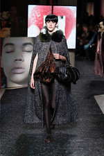 ミュウミュウ 2019年秋冬コレクション - ケープを脱ぎ捨てれば花々が咲く楽園が広がっている｜写真25