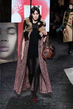 ミュウミュウ 2019年秋冬コレクション - ケープを脱ぎ捨てれば花々が咲く楽園が広がっている｜写真26