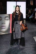 ミュウミュウ 2019年秋冬コレクション - ケープを脱ぎ捨てれば花々が咲く楽園が広がっている｜写真29