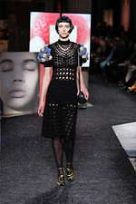 ミュウミュウ 2019年秋冬コレクション - ケープを脱ぎ捨てれば花々が咲く楽園が広がっている｜写真30