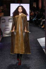 ミュウミュウ 2019年秋冬コレクション - ケープを脱ぎ捨てれば花々が咲く楽園が広がっている｜写真31