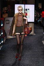 ミュウミュウ 2019年秋冬コレクション - ケープを脱ぎ捨てれば花々が咲く楽園が広がっている｜写真32