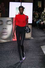 ミュウミュウ 2019年秋冬コレクション - ケープを脱ぎ捨てれば花々が咲く楽園が広がっている｜写真33