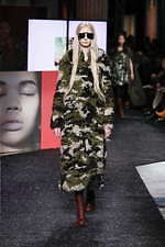 ミュウミュウ 2019年秋冬コレクション - ケープを脱ぎ捨てれば花々が咲く楽園が広がっている｜写真35