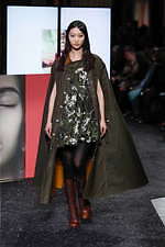 ミュウミュウ 2019年秋冬コレクション - ケープを脱ぎ捨てれば花々が咲く楽園が広がっている｜写真36