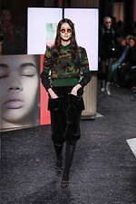 ミュウミュウ 2019年秋冬コレクション - ケープを脱ぎ捨てれば花々が咲く楽園が広がっている｜写真37