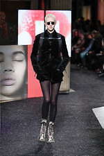 ミュウミュウ 2019年秋冬コレクション - ケープを脱ぎ捨てれば花々が咲く楽園が広がっている｜写真38