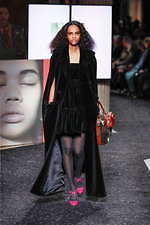 ミュウミュウ 2019年秋冬コレクション - ケープを脱ぎ捨てれば花々が咲く楽園が広がっている｜写真39