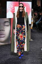 ミュウミュウ 2019年秋冬コレクション - ケープを脱ぎ捨てれば花々が咲く楽園が広がっている｜写真40