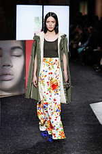 ミュウミュウ 2019年秋冬コレクション - ケープを脱ぎ捨てれば花々が咲く楽園が広がっている｜写真41