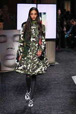 ミュウミュウ 2019年秋冬コレクション - ケープを脱ぎ捨てれば花々が咲く楽園が広がっている｜写真42