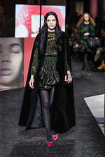 ミュウミュウ 2019年秋冬コレクション - ケープを脱ぎ捨てれば花々が咲く楽園が広がっている｜写真43