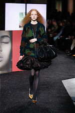 ミュウミュウ 2019年秋冬コレクション - ケープを脱ぎ捨てれば花々が咲く楽園が広がっている｜写真44