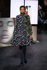 ミュウミュウ 2019年秋冬コレクション - ケープを脱ぎ捨てれば花々が咲く楽園が広がっている｜写真46