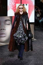 ミュウミュウ 2019年秋冬コレクション - ケープを脱ぎ捨てれば花々が咲く楽園が広がっている｜写真47