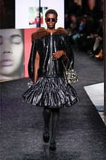 ミュウミュウ 2019年秋冬コレクション - ケープを脱ぎ捨てれば花々が咲く楽園が広がっている｜写真48