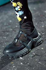 ミュウミュウ 2019年秋冬コレクション - ケープを脱ぎ捨てれば花々が咲く楽園が広がっている｜写真49