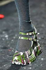 ミュウミュウ 2019年秋冬コレクション - ケープを脱ぎ捨てれば花々が咲く楽園が広がっている｜写真50